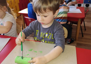 Igorek maluje rolkę na zielono
